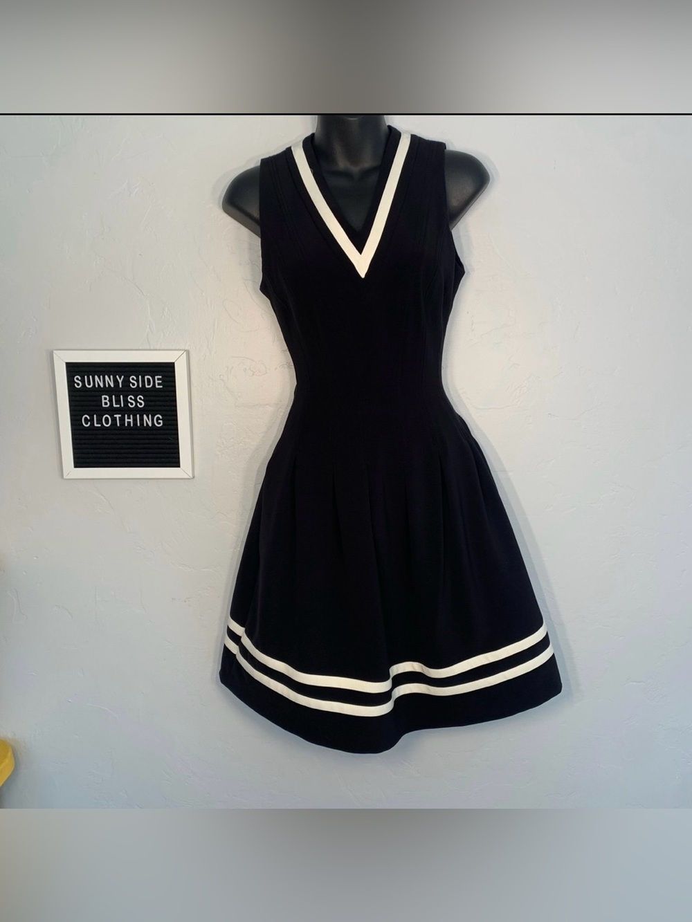 H&M Black White Fit Flare V Neck Mini Dress Pockets Preppy Size Medium